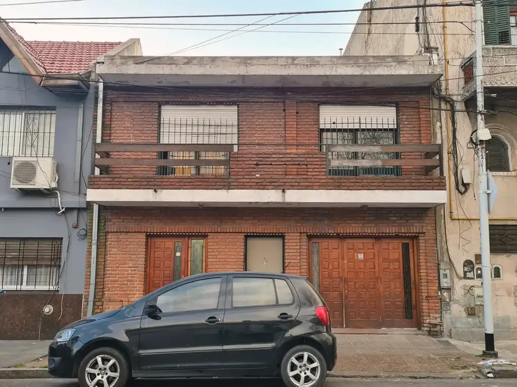 CASA 6 AMBIENTES CON 5 DORMITORIOS (297 M2 CUBIERTOS) LAVALLE 200 AVELLANEDA A 2 CUADRAS AV.MITRE.