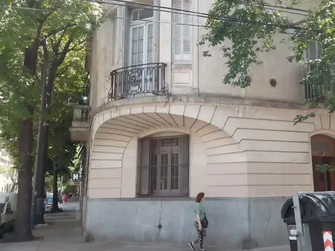 Oportunidad única: Esquina de dos plantas con dos viviendas independientes.