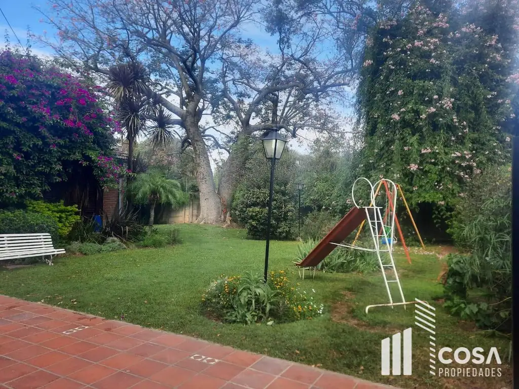 Casa con jardín y pileta en Perez