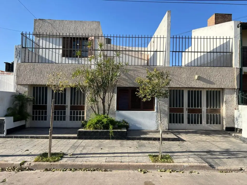 Casa 3 dormitorios. Villa Argentina