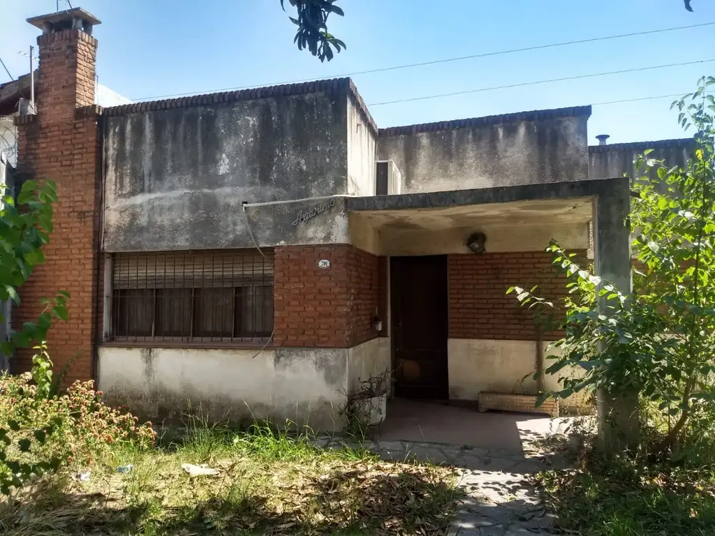 Casa venta cercana a la estación de paso del rey frente a las vías.