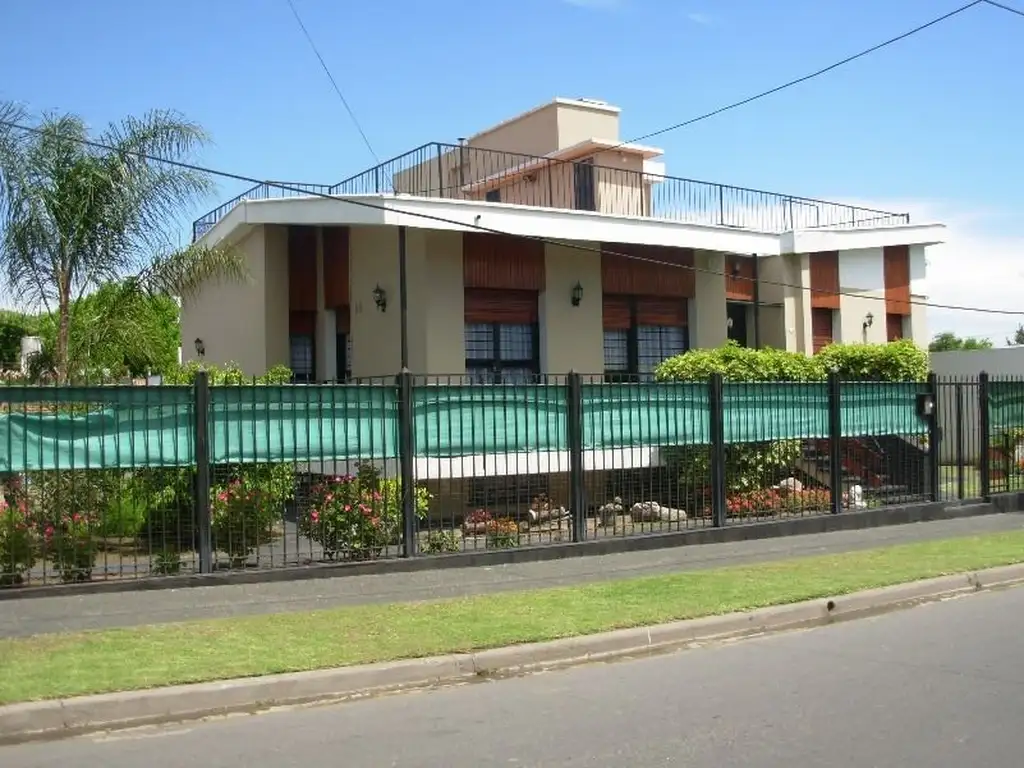 Casa Ituzaingo Norte OPORTUNIDAD    muy amplia y cómoda.