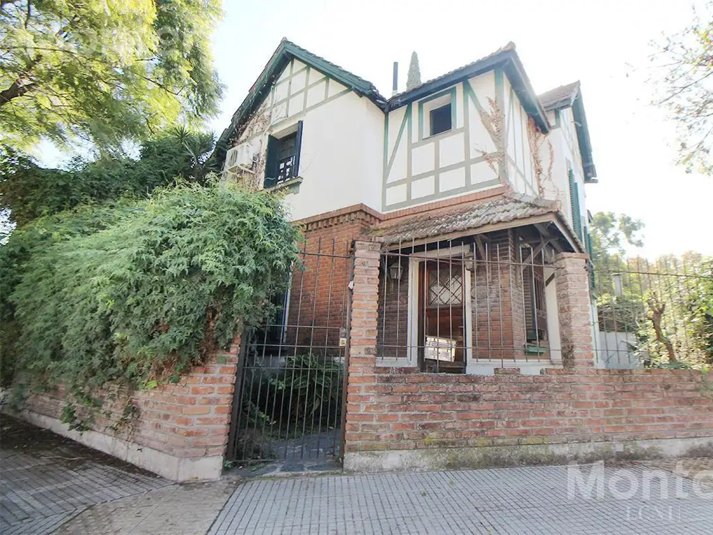 Emblemática casa en barrio Rawson - Agronomía! Estilo inglés con gran jardín!