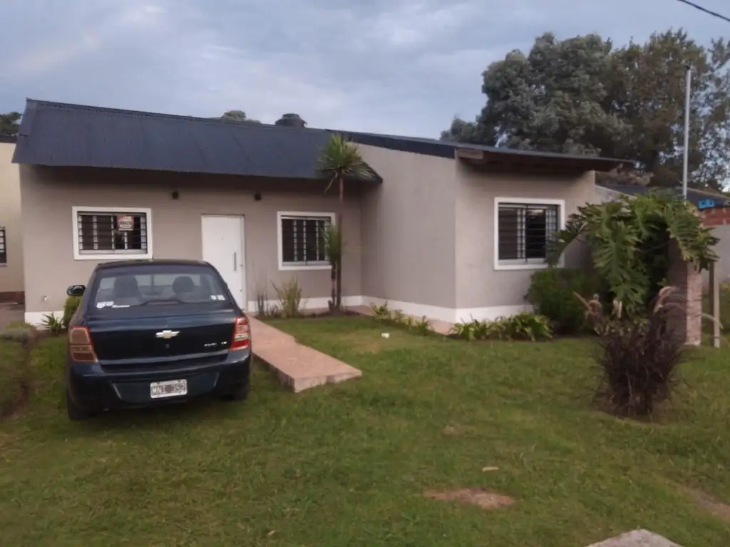 Casa de tres ambientes con jardin y piscina en venta en Ruta del Sol La Plata