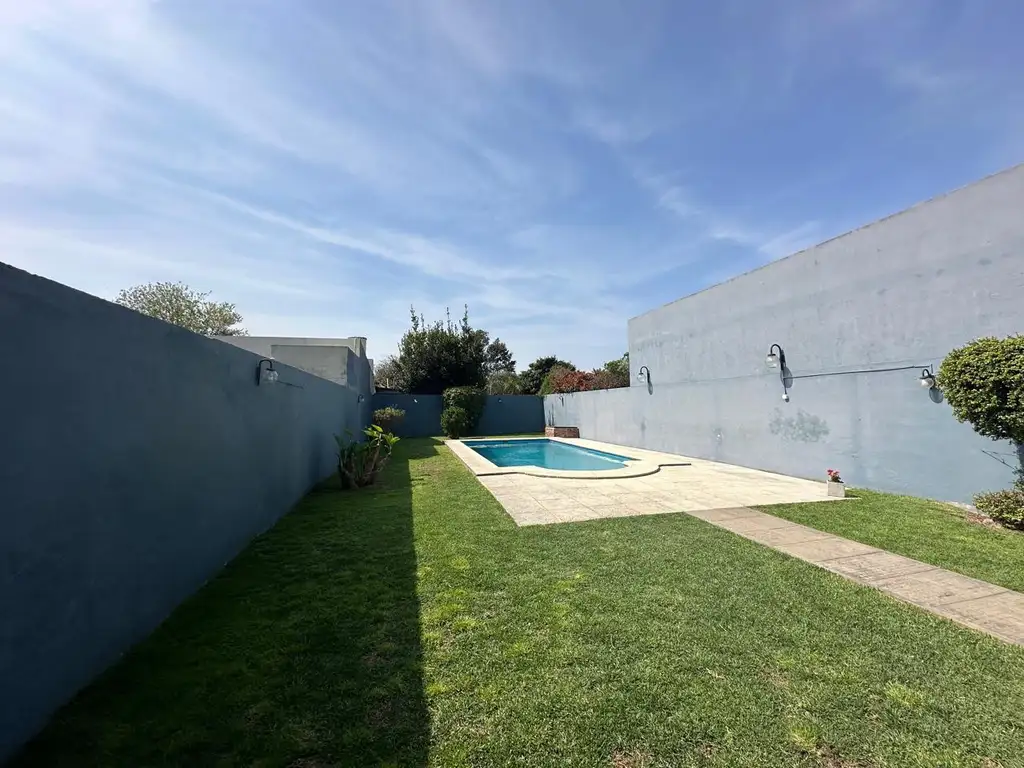 Calle 12 entre 510 y 511- Casa con pileta en venta