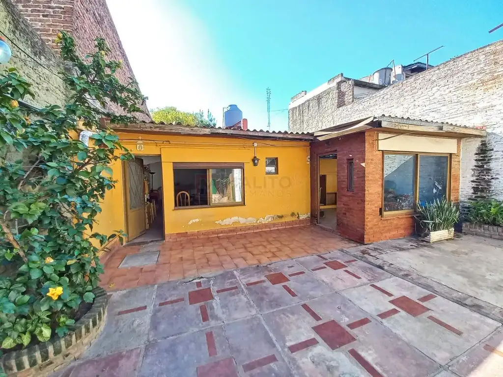 VENTA Casa Lote Propio 8,66 x 24,83 - 5 Ambientes con Garage, Patio, Terraza y Local al Frente en Pa