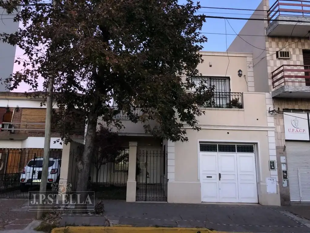 Excelente Casa Minimalista 5 Amb c/ 2 Garage y Pileta Climatizada - S.Justo (Ctro)