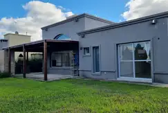 Casa en alquiler por 12 meses en barrio privado La Cuesta (Manzanares)