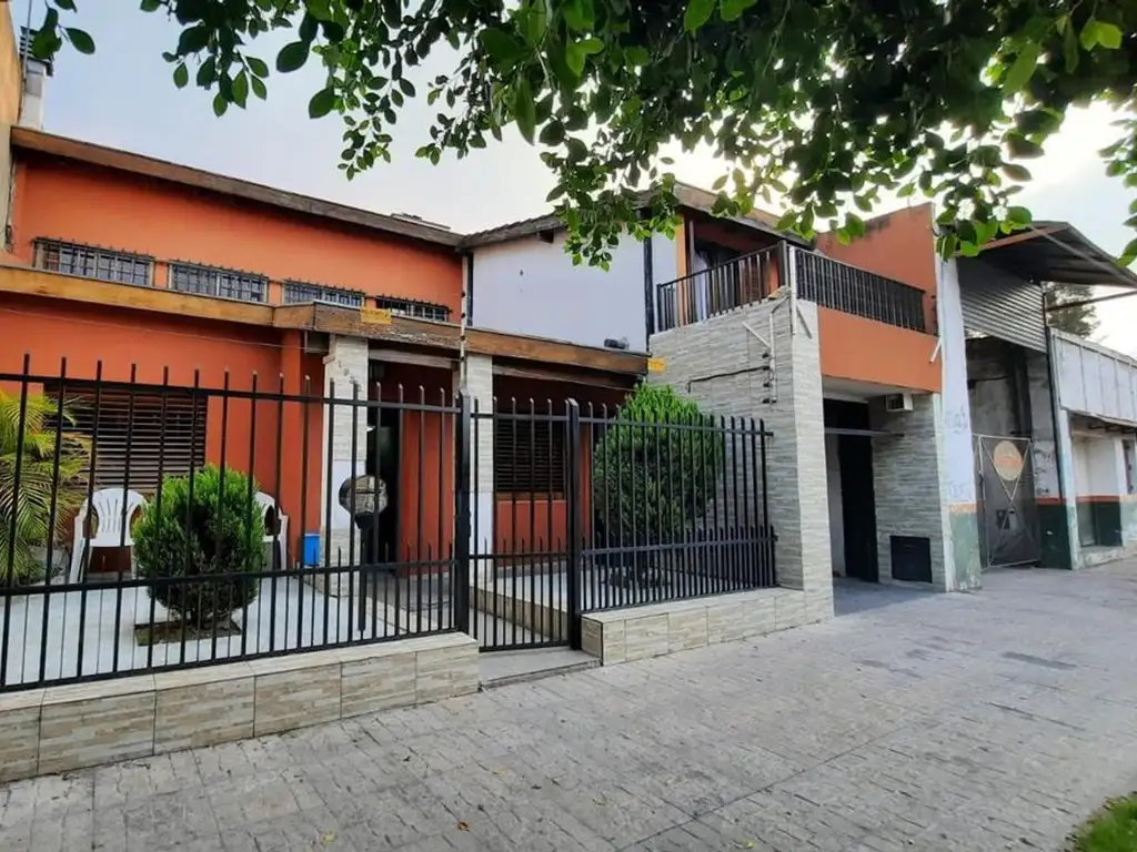 Venta de casa de 5 ambientes con pileta, lote 470m2