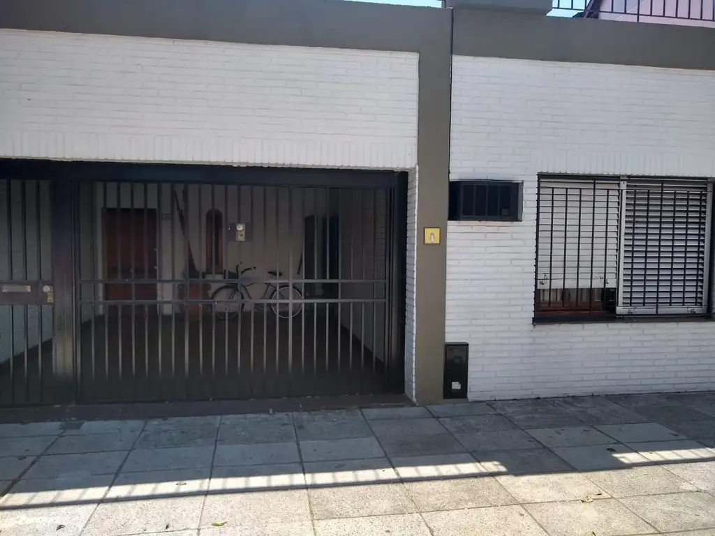 Casa Sobre Lote Propio de 8.66 x 25.50 con Cochera Fondo Parrilla y Terraza