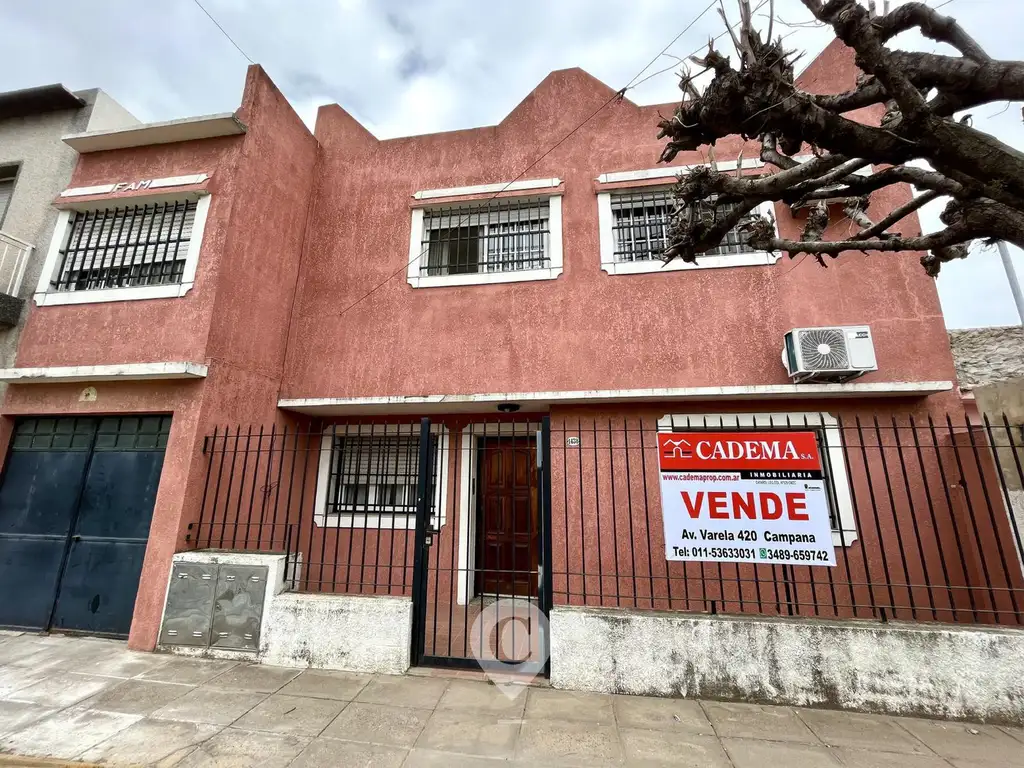 Casa en venta de 6 ambientes, terraza con parrilla, cochera. En centro Zárate.