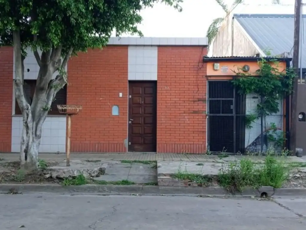 Villa Constitucion, 350 m2, dos dormitorios, mas local.