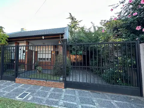 Venta casa 3 ambientes con fondo y pileta