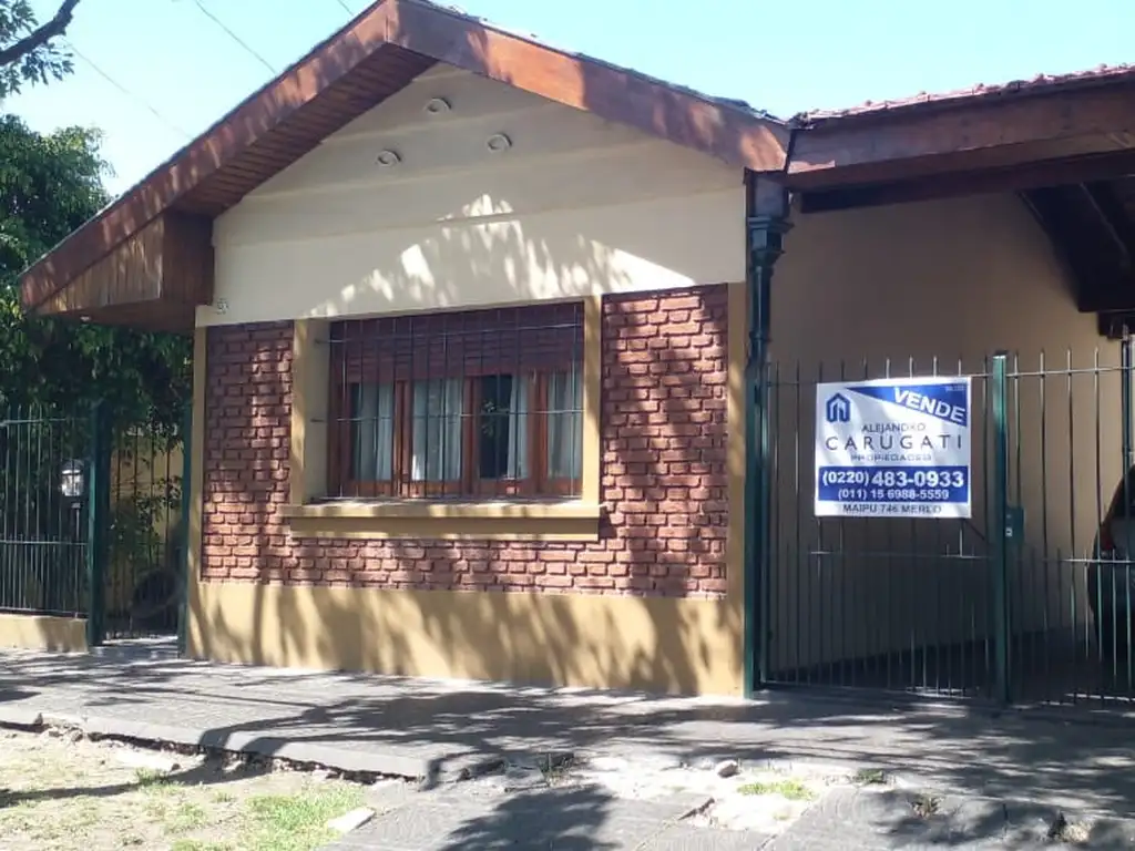 Hermosa casa en excelente ubicación. Cinco ambientes, cuatro dormitorios. Ambientes amplios.