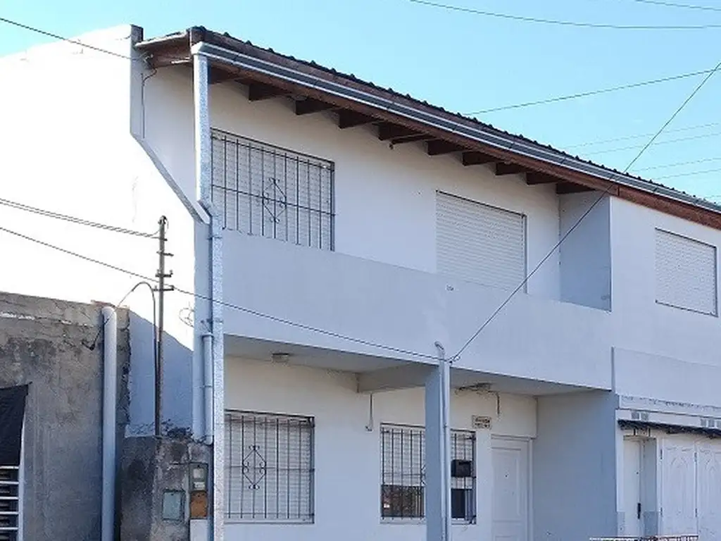 PH EN PLANTA BAJA AL FRENTE DE 3 AMBIENTES, CON PATIO Y GARAGE. 86M2. LLAVALLOL.