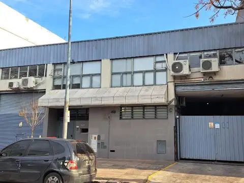 Deposito 2000 m2, son 1500 m2 de terreno con salida dos calles, instalación de incendios, oficinas 