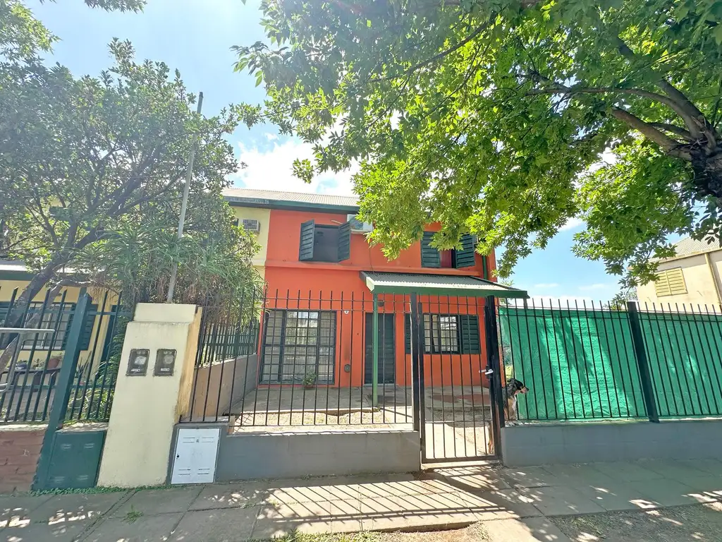 Casa en Venta de 2 dormitorios. Patio con galería techada y pileta. Barrio Siderca Rojo, Campana