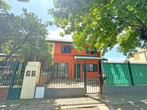 Casa en Venta de 2 dormitorios. Patio con galería techada y pileta. Barrio Siderca Rojo, Campana