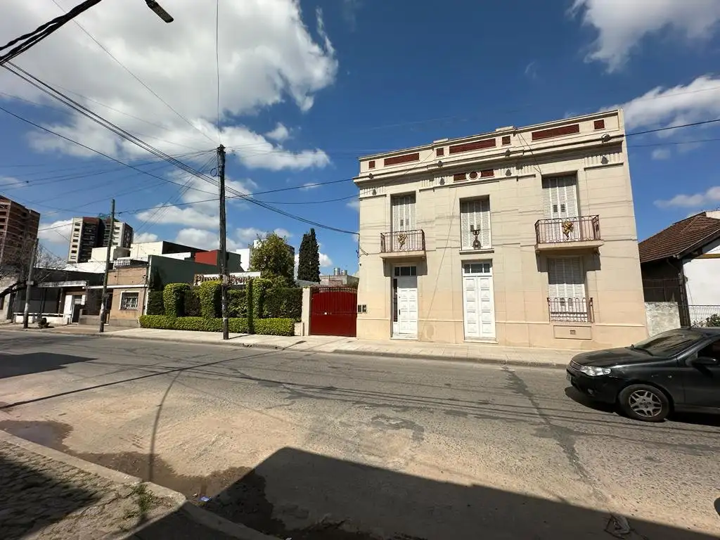 EXCELENTE CASA EN QUILMES CENTRO, GRAN LOTE PARA POSIBLE EDIFICACION.