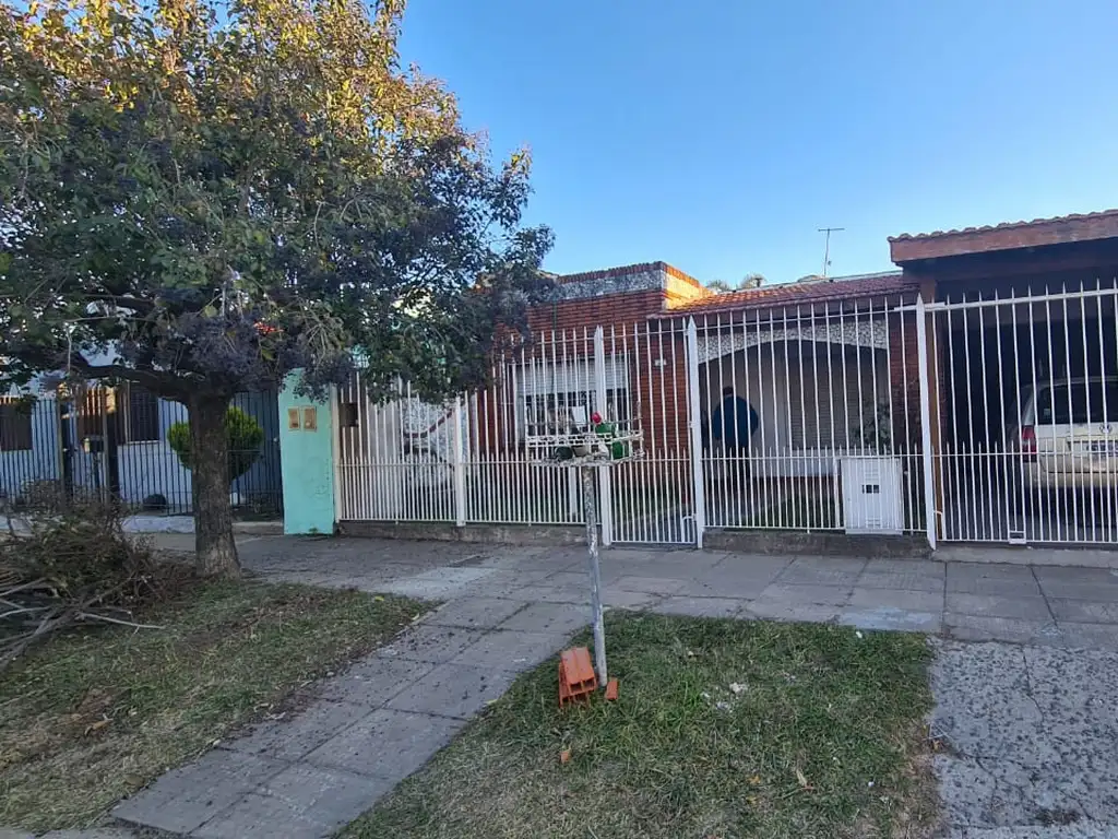 EN VENTA EN PALOMAR DOS CASAS CASA DE 3 AMBIENTES CON COCHERA SEMICUBIERTA Y PATIO - FICHA 8715