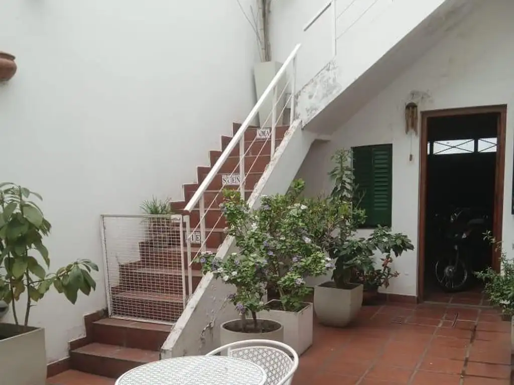 ¡Casa 4 ambientes con cochera en Venta, A. del Valle 1097!