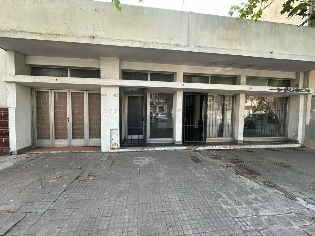 A reciclar, local sobre Blvd. Sarmiento con vivienda.