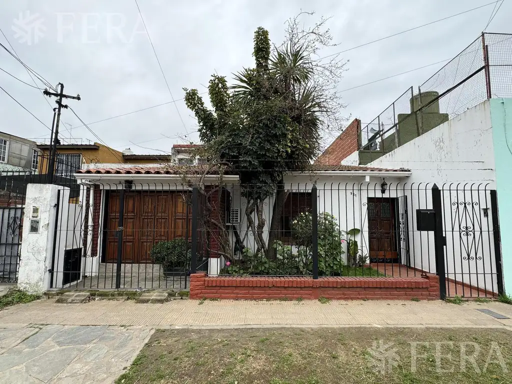 Venta de casa de 3 ambientes con cochera y quincho en  Bernal Oeste