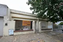 CASA S/ LOTE DE 8,66X17, A REFACCIONAR, EXCELENTE UBICACIÓN!