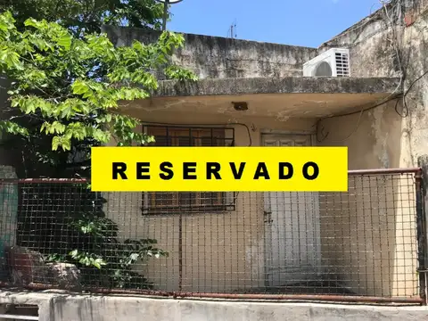 VENTA - VILLA MADERO - CASA A REFACCIONAR - CON SALIDA A DOS CALLES -  LOTE CON MEDIDAS IRREGULAR