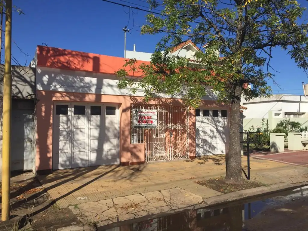 Casa en Barrio Roca 2 dorm.2 garajes