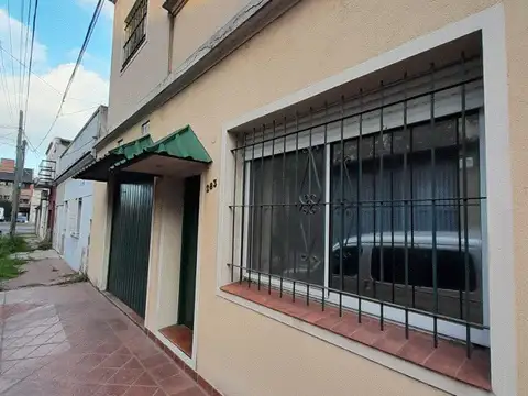 IMPONENTE CASA CON PATIO + TERRAZA- EXCELENTE ESTADO-GARAGE CUBIERTO - Foto 0