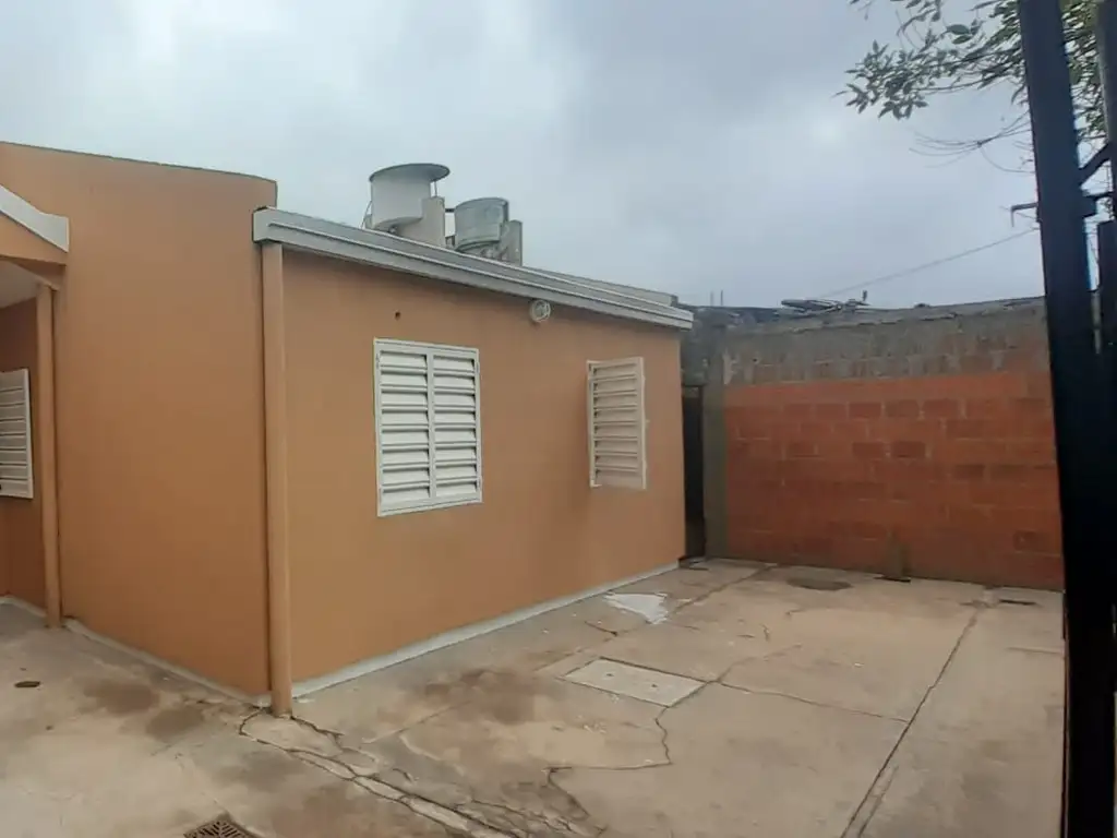 Casa 4 ambientes garage, galeria y parque con parrilla