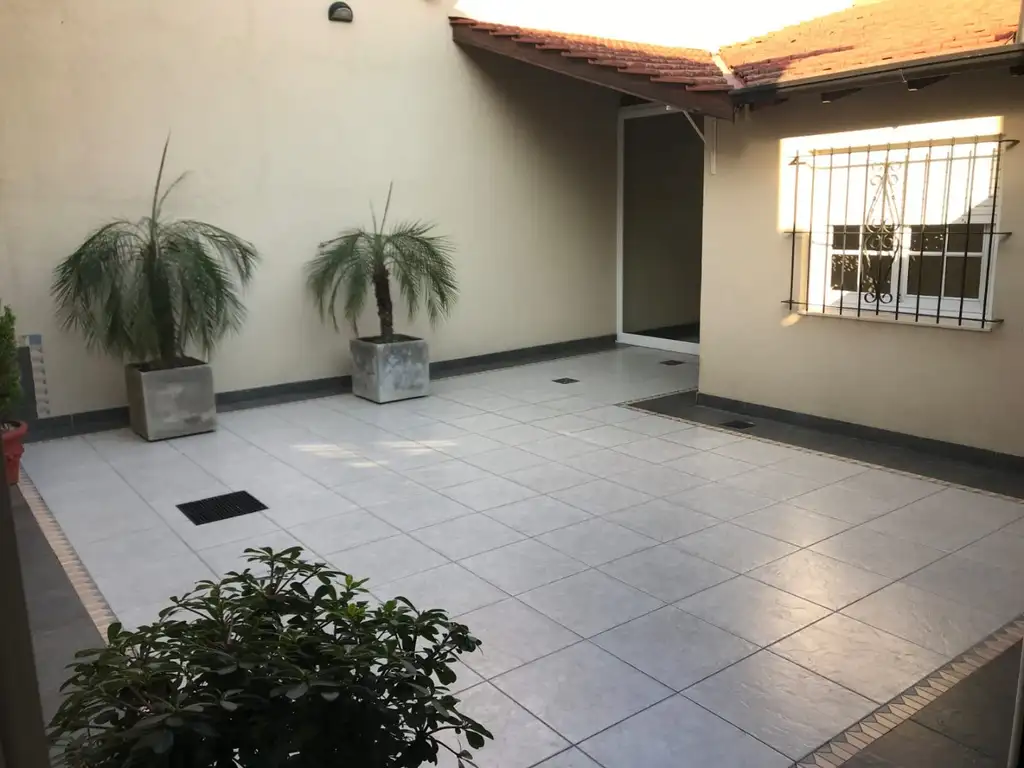 5 Ambientes + Patio + Galería + Parrilla + 3 Cocheras - Reciclado a nuevo