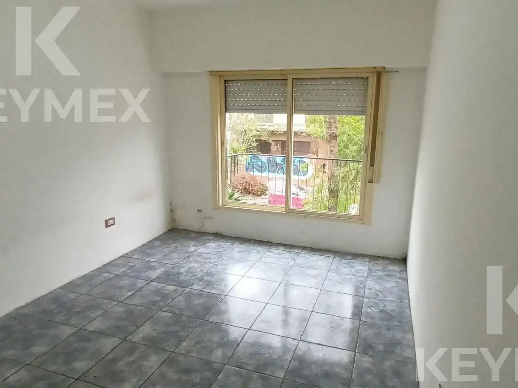 Venta departamento dos dormitorios con patio, parrilla y balcón - La Plata