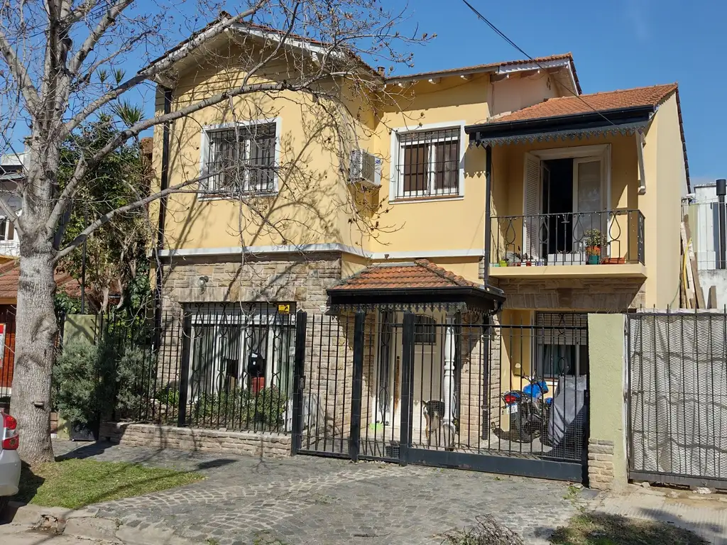 Muy lindo chalet en pleno Olivos de 4 dormitorios mas escritorio. Cocina a nuevo con comedor diario