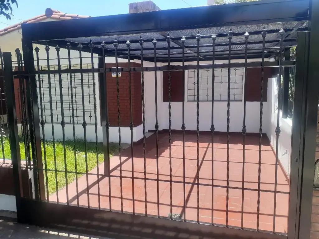 Casa, con patio y asador, 2 dormitorios, Lord Baden Powel 2931