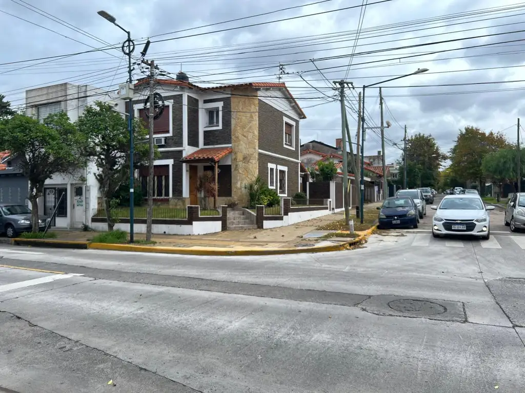 Chalet PH en dos plantas con tres dormitoros baño y toillete, gran patio a 6 cuadras de avenida.