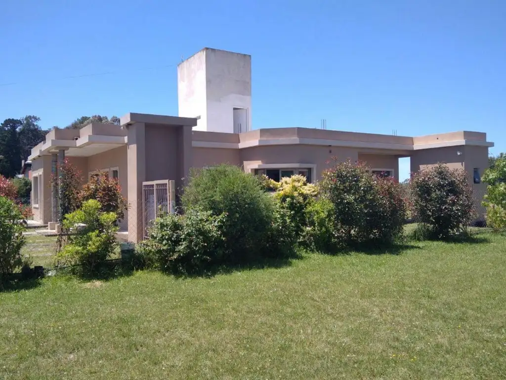 Casa en Barrio cerrado Camino al Sol, Arana. Condominio.