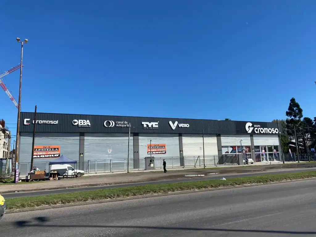 Local Comercial sobre avenida 600 m² c/ Estacionamiento - Villa Luzuriaga