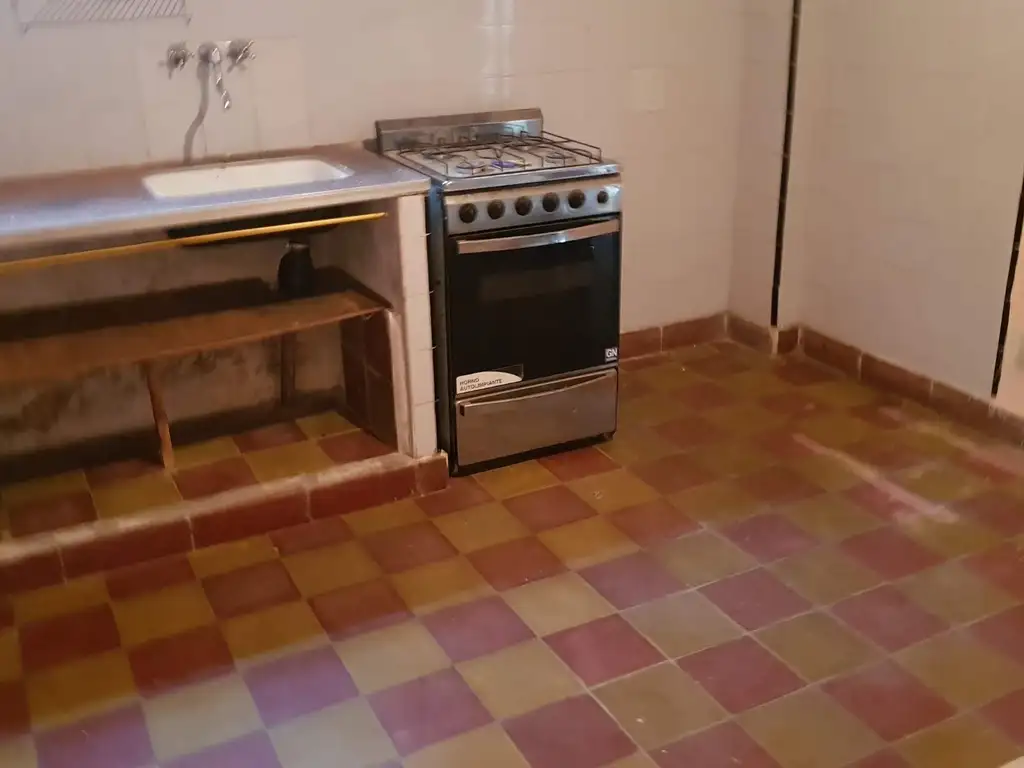 OPORTUNIDAD   DEPARTAMENTO TIPO CASA POR PASILLO AL MEDIO CON PATIO PEQUEÑO DESCUBIERTO PROPIO !