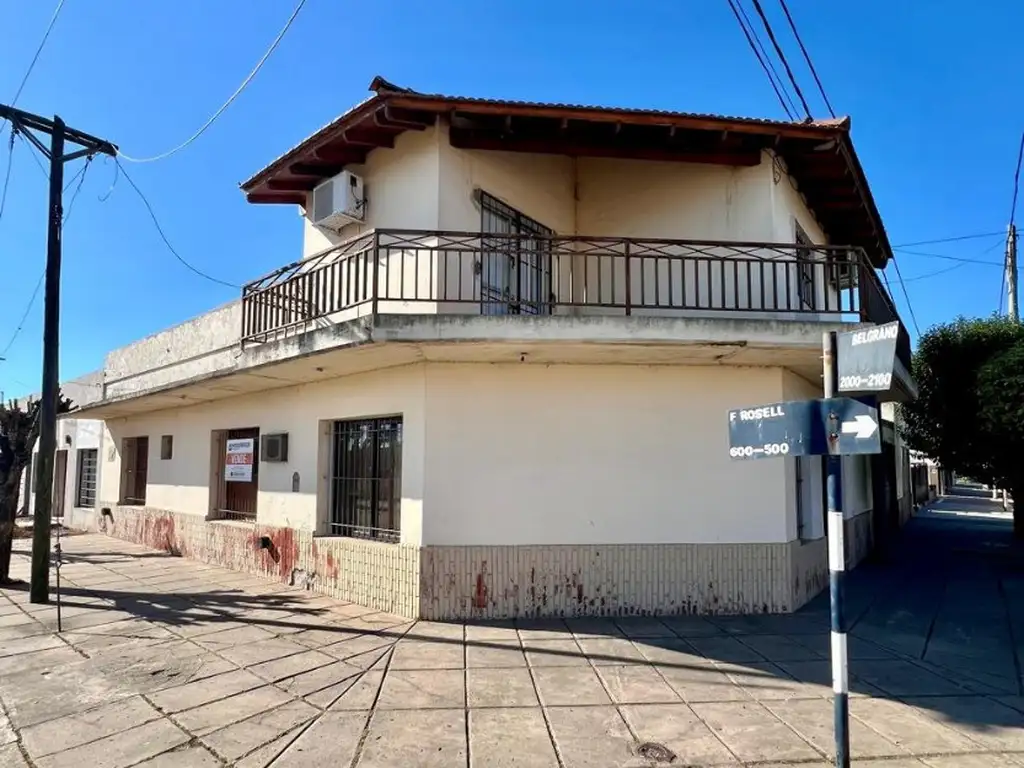 CASA EN DOS PLANTAS + GARAGE CON POSIBILIDAD DE LOCAL - VENTA - BARADERO