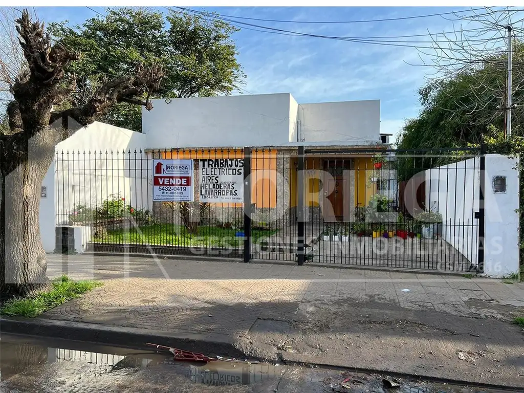 CASA EN VENTA  TRES AMBIENTES A REFACCIONAR