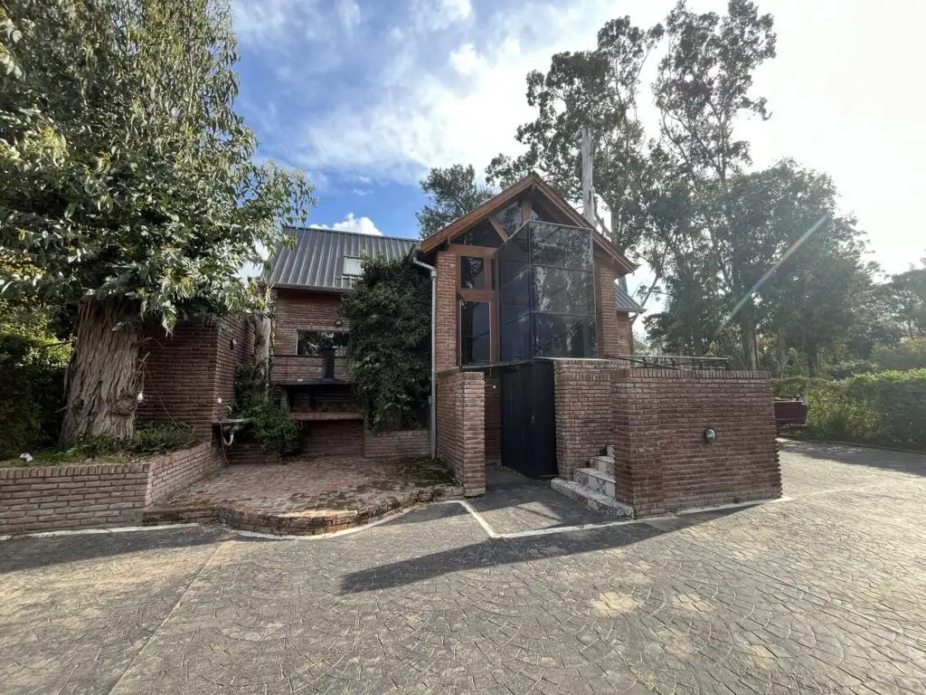 CHALET DE 4 AMBIENTES CON PISCINA. SIERRA DE LOS PADRES