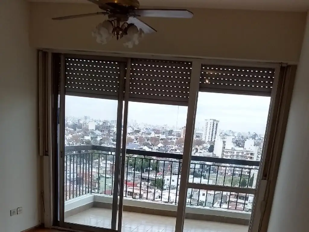 - APTO CREDITO -VENDE AMPLIO DPTO 3 AMB CON BALCON TERRAZA, ZONA SAENZ PEÑA