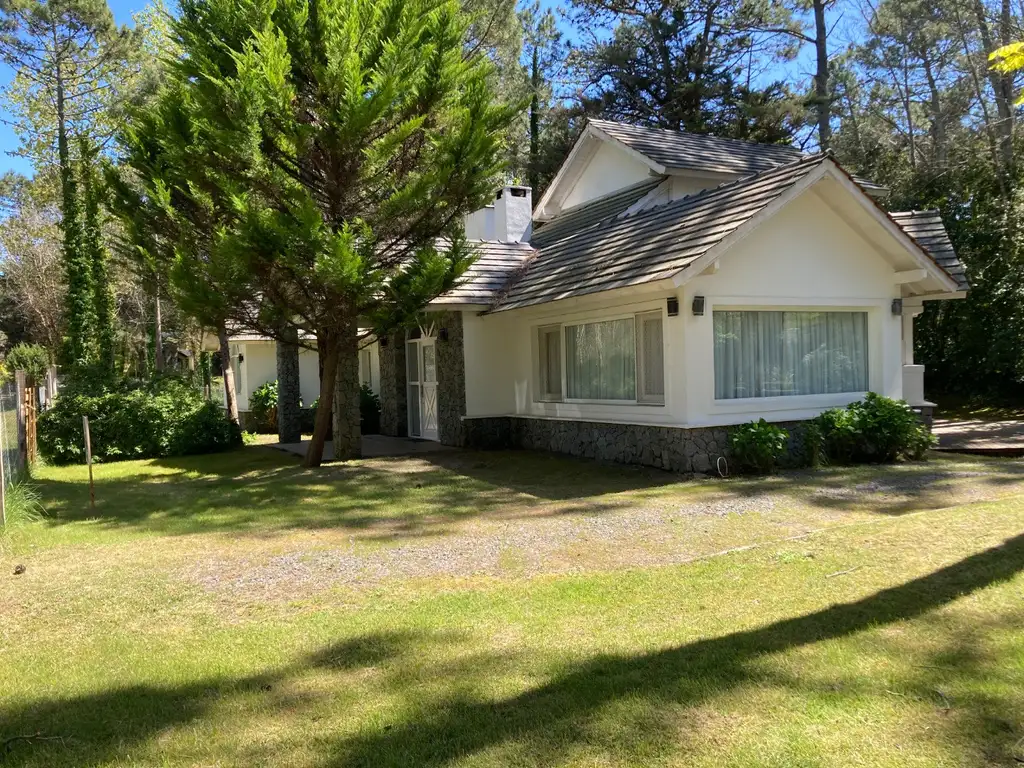 Excelente casa en Carilo con piscina climatizada.