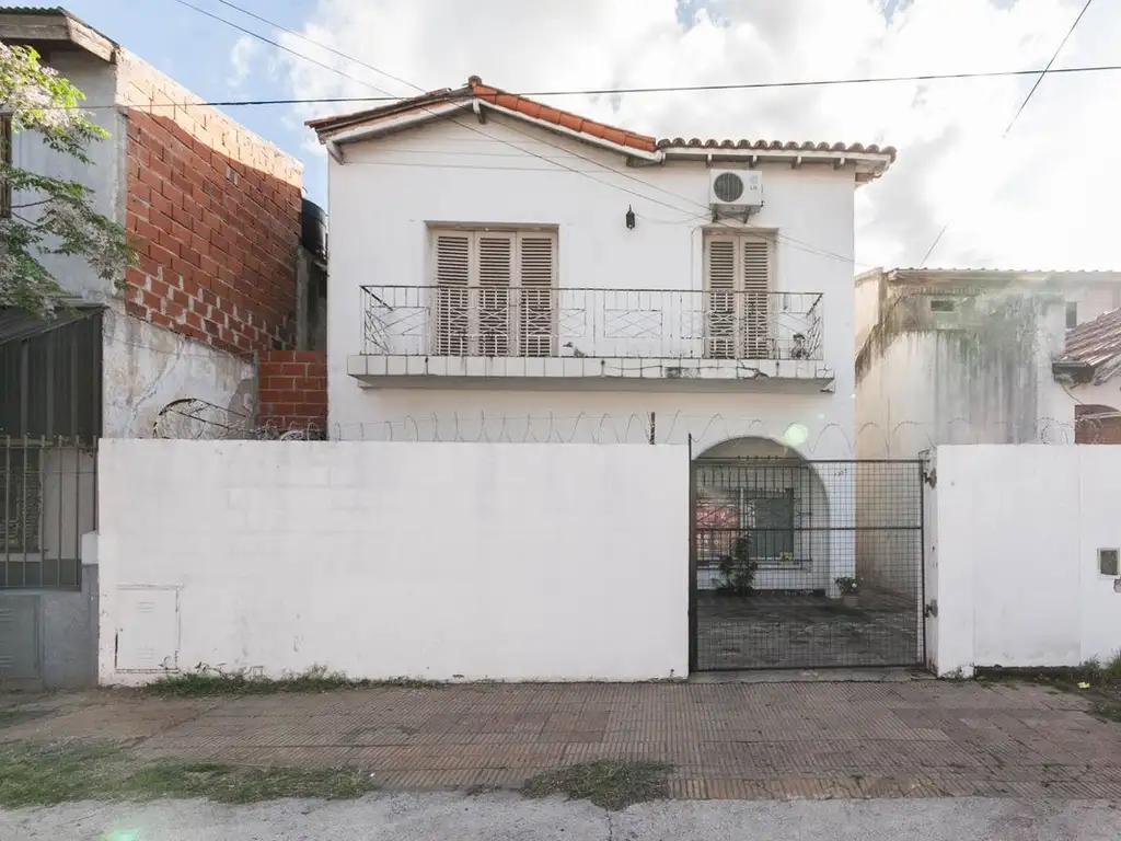 VENTA CASA DE 5 AMBIENTES- REMEDIOS DE ESCALADA