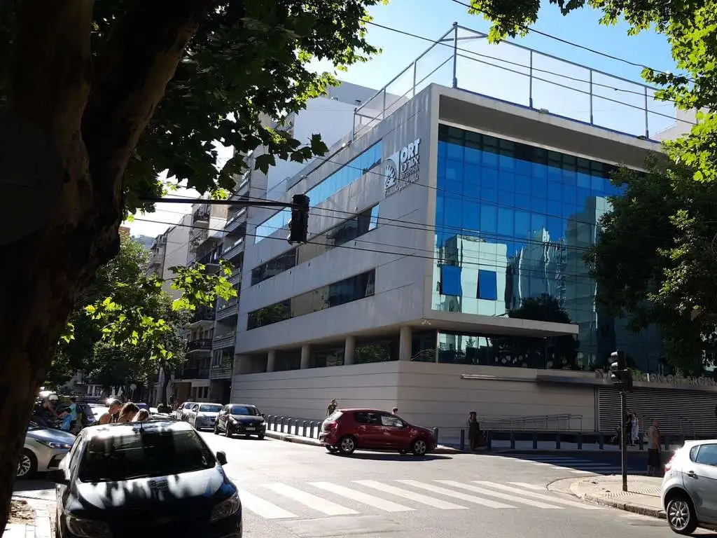 TRES AMPLIOS AMBIENTES AL FRENTE DOBLE BALCON Y COCHERA FIJA CUBIERTA