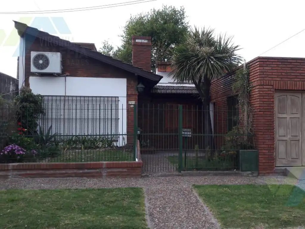 Venta de casa, acepta vehículo en parte de pago - Pilar