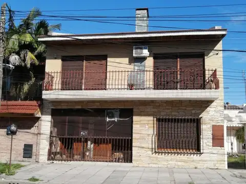 OPORTUNIDAD. SE VENDE CASA 5 AMB MAS 2 GALPONES.