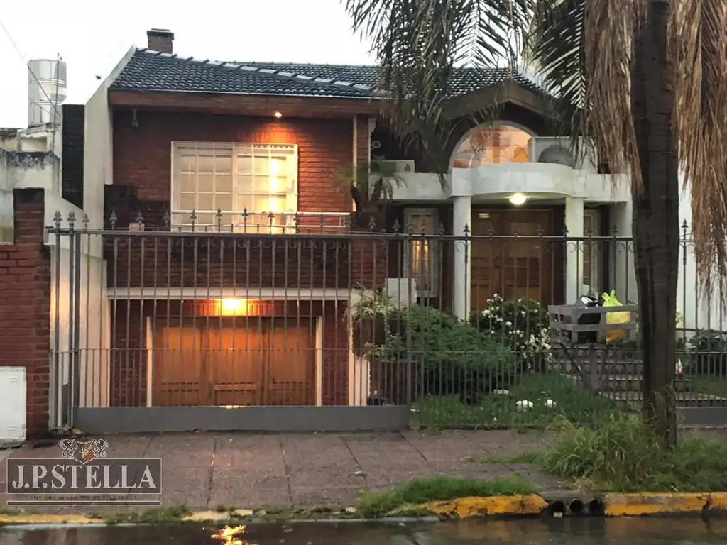 Excelente Casa 4 amb. con quincho y cochera para 2 autos - Villa Luzuriaga